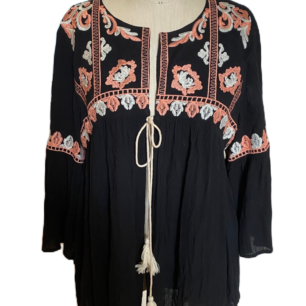 Entro black boho top ties in front. Size small